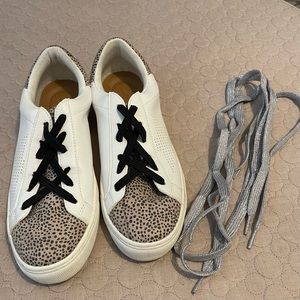 Universal Thread women’s 8.5 leopard print sneakers